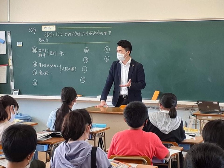 小学校でSDGsを教える様子.jpeg